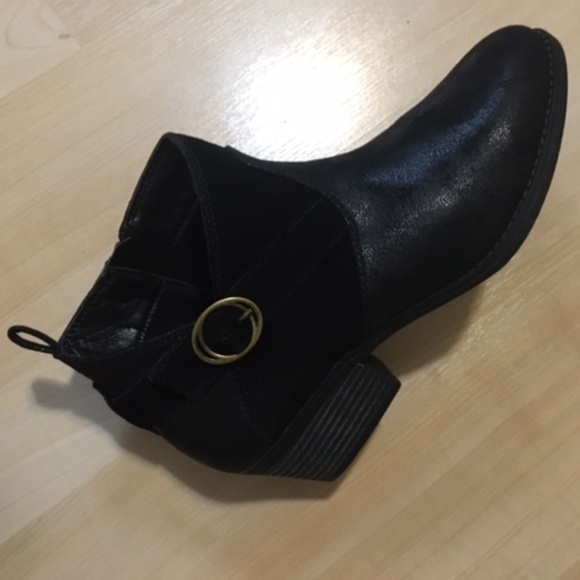 Nearly new Sketchers memory foam ankle boots with suede and buckle detail - Picture 7 of 11